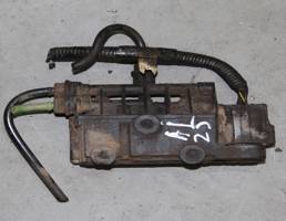 Блок клапанов пневмоподвески задний для LAND ROVER Discovery III (2004—2009)  запчасти бу